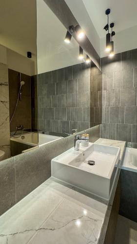 Qualis Residence Apartment Coresi - image 4