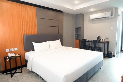 12 The Residence Hotel Room Type - Standard King Room - Non-Smoking