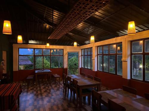 Restorāns, Aruvi Mountain Villa Vagamon by VOYE HOMES in Vagamon