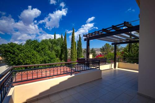 شرفة/ تراس, Beautiful Villa Pera with private pool and lovely gardens, Aphrodite Hills in كوكليا
