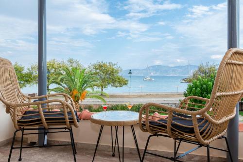 Villa Psani - Beachfront Escape with Garden - Location, gîte - Naupacte