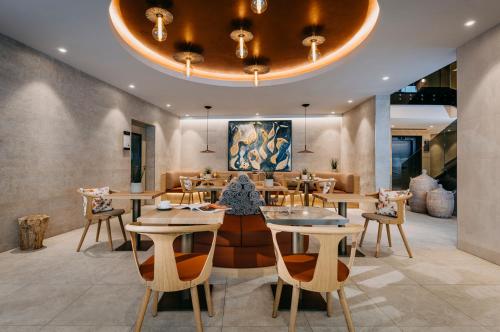 مطعم, Grand Tirolia Kitzbühel - Member of Hommage Luxury Hotels Collection (Grand Tirolia Kitzbuhel - Member of Hommage Luxury Hotels Collection) in كيتزبول