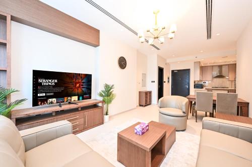 Cozy & Spacious 2 BHK Downtown - image 14
