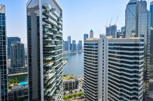 Cozy & Spacious 2 BHK Downtown - image 9
