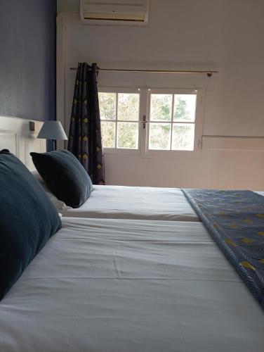 2 twin beds