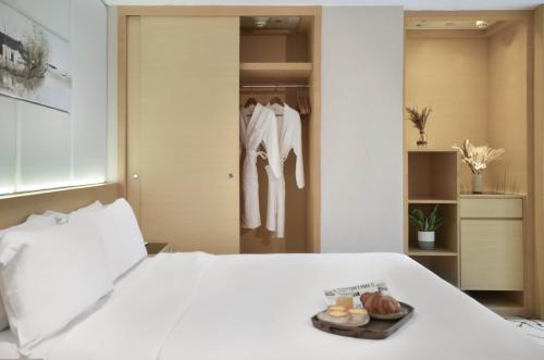 1 double bed, 2 twin beds