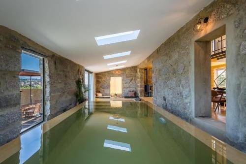 สระว่ายน้ำ, Lemon Villa with Private Indoor Heated Pool - Oporto Lemon Farm, near Porto in วาลเปเดร