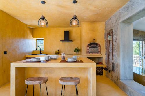 ห้องครัว, Lemon Villa with Private Indoor Heated Pool - Oporto Lemon Farm, near Porto in วาลเปเดร