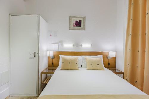 Falcon Hotel - image 35