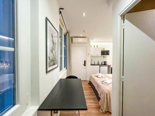 UrbanFlat 204 - Beautiful Studio in the center of Paris - image 2