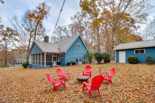 2 Mi to Tims Ford Lake! Cozy Cottage w/ Fireplace