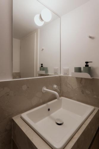 Cozy 2BR Apartment Warm Bright & Steps to Metro - image 3