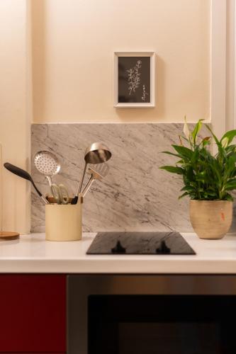 Cozy 1BR Apt near Acropolis & Metro In Koukaki - main image