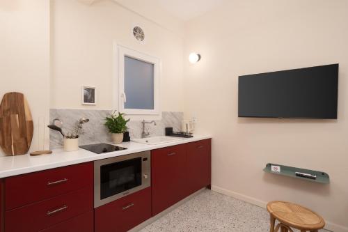 Cozy 1BR Apt near Acropolis & Metro In Koukaki - image 5