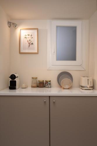 Cozy 1BR Apt near Acropolis & Metro In Koukaki - image 2