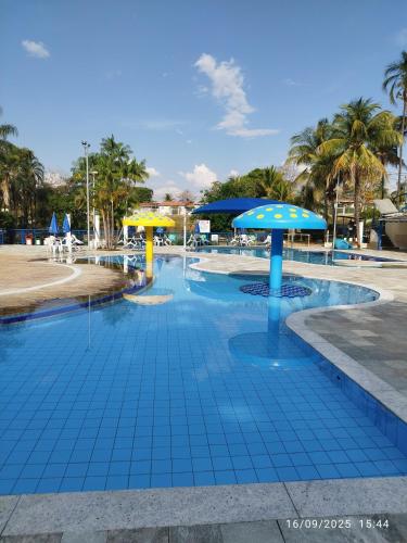 casa10 pessoas temporada caldas nova com 3 quartos Condominio Village muito area verde,piscinas, sau in Estância Chácara Itapema