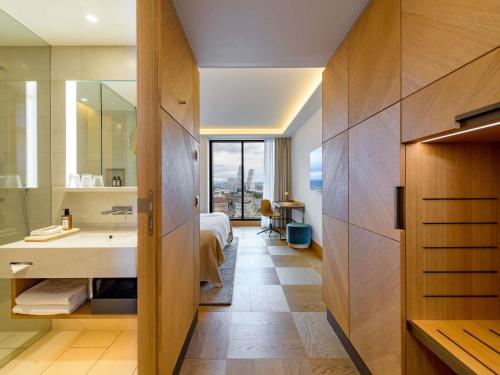 room detail thumbnail 2