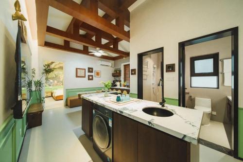 Downtown detached house - image 5
