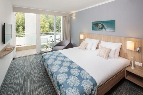 2 twin beds, 1 sofa bed