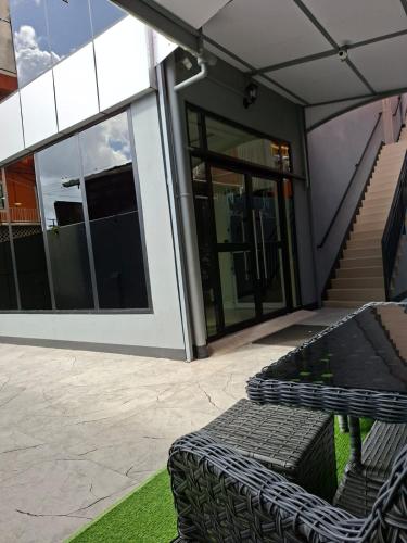 Rey'z Hotel and Suites in 德默拉拉西岸