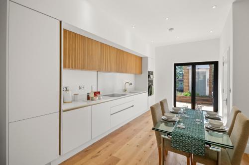 Modern 4BR Home Ideal for Long Stays & Relocation - image 7