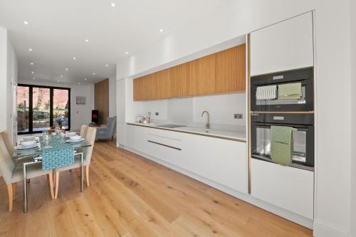 Modern 4BR Home Ideal for Long Stays & Relocation - image 14