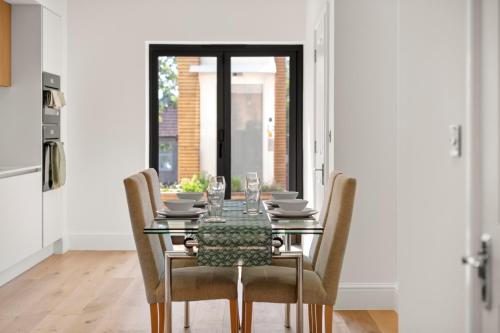 Modern 4BR Home Ideal for Long Stays & Relocation - image 13