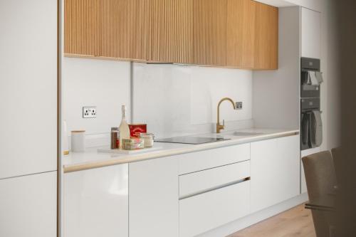 Modern 4BR Home Ideal for Long Stays & Relocation - image 8