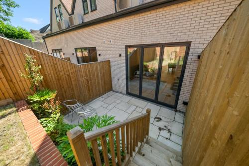 Modern 4BR Home Ideal for Long Stays & Relocation - image 4