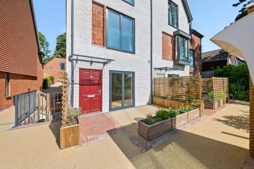 Modern 4BR Home Ideal for Long Stays & Relocation - image 11