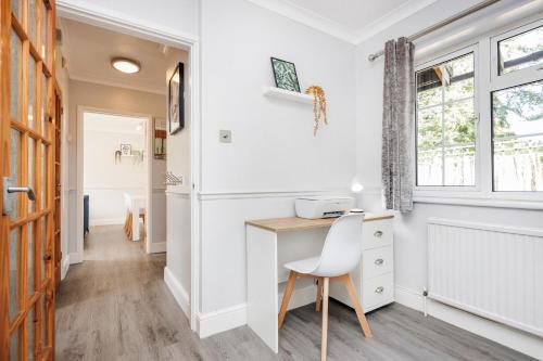 Ascot Garden Retreat Spacious 4-Bed Home in แอสคอท