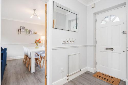 Ascot Garden Retreat Spacious 4-Bed Home in แอสคอท