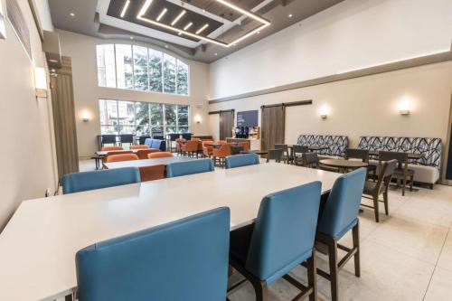 Holiday Inn Express Calgary South By IHG - 식음료(F&B)