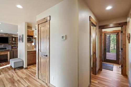 3 Tumalo-AC-Hot Tub-4BR/3BA - image 11