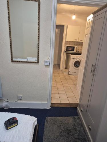 A bedroom flat in a house in Woking