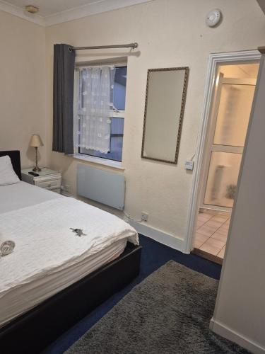 A bedroom flat in a house in Woking