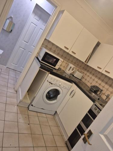 A bedroom flat in a house in Woking