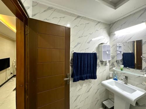 Executive suite Bahria town - image 11