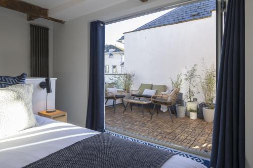 Stunning and Contemporary 2 Bed Home in Lansdown - image 4