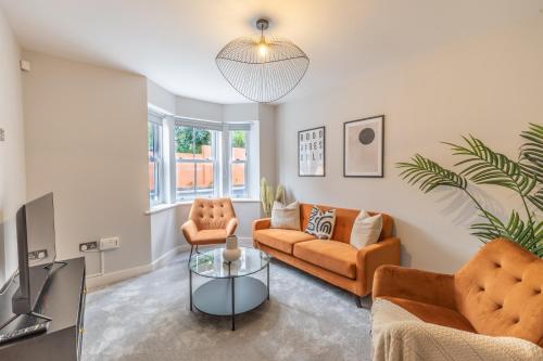 4 Bed House in Coventry City Centre by ARP HOMES Driveway & Garage Big Garden Ideal for Contractors Families and Long Stays - image 3