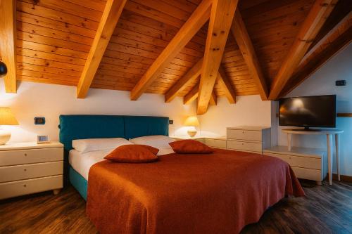 1 queen bed, 2 sofa beds
