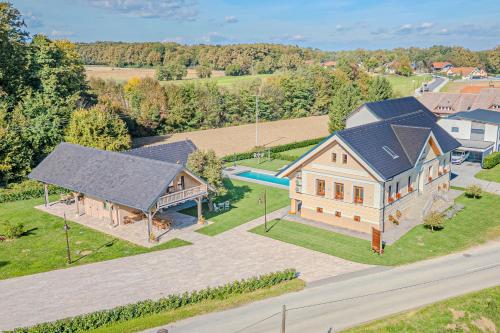 Viesnīcas āriene, Vila Trate with Shared Pool and Garden in Krizevci pri Ljutomeru
