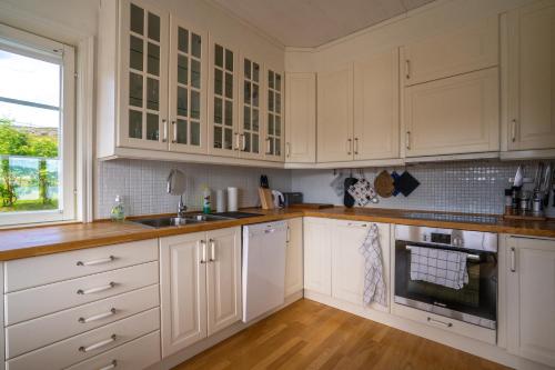 Idyllisk hus ved sjøen in Хаммерфест