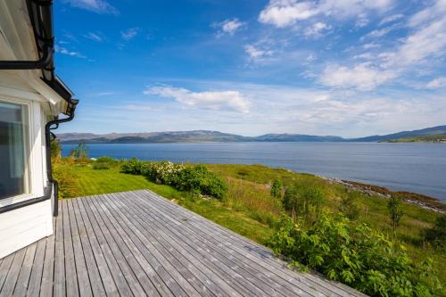 Idyllisk hus ved sjøen in Хаммерфест