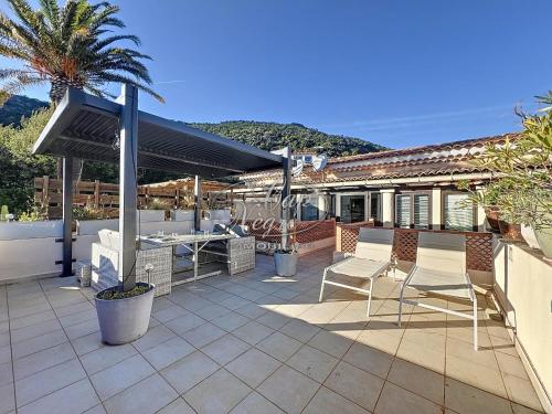 Appartement T2 pour 4 personnes avec grande terrasse et pergola à 300m plage de Pramousquier - Le Lavandou