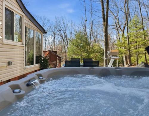 Pocono cabin with hot tub and private pool at Shawnee Mtn in 東斯特勞斯堡