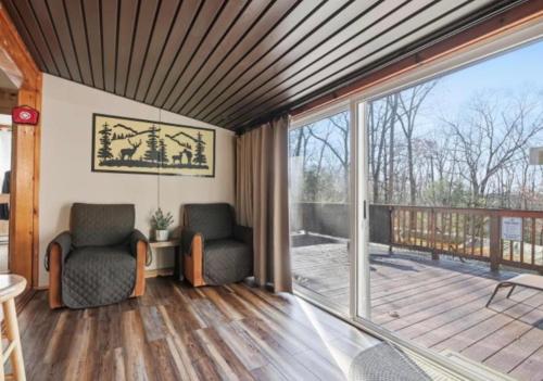 Pocono cabin with hot tub and private pool at Shawnee Mtn in 東斯特勞斯堡