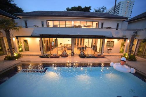 9 bedrooms, 10 beds