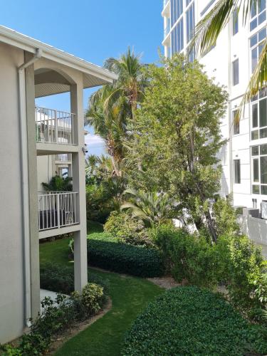 Beautiful Modern Condo on 7 Mile Beach - image 5