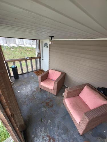 Small Town Mountain Side Home Close to Nature and Parks in Jellico (TN)